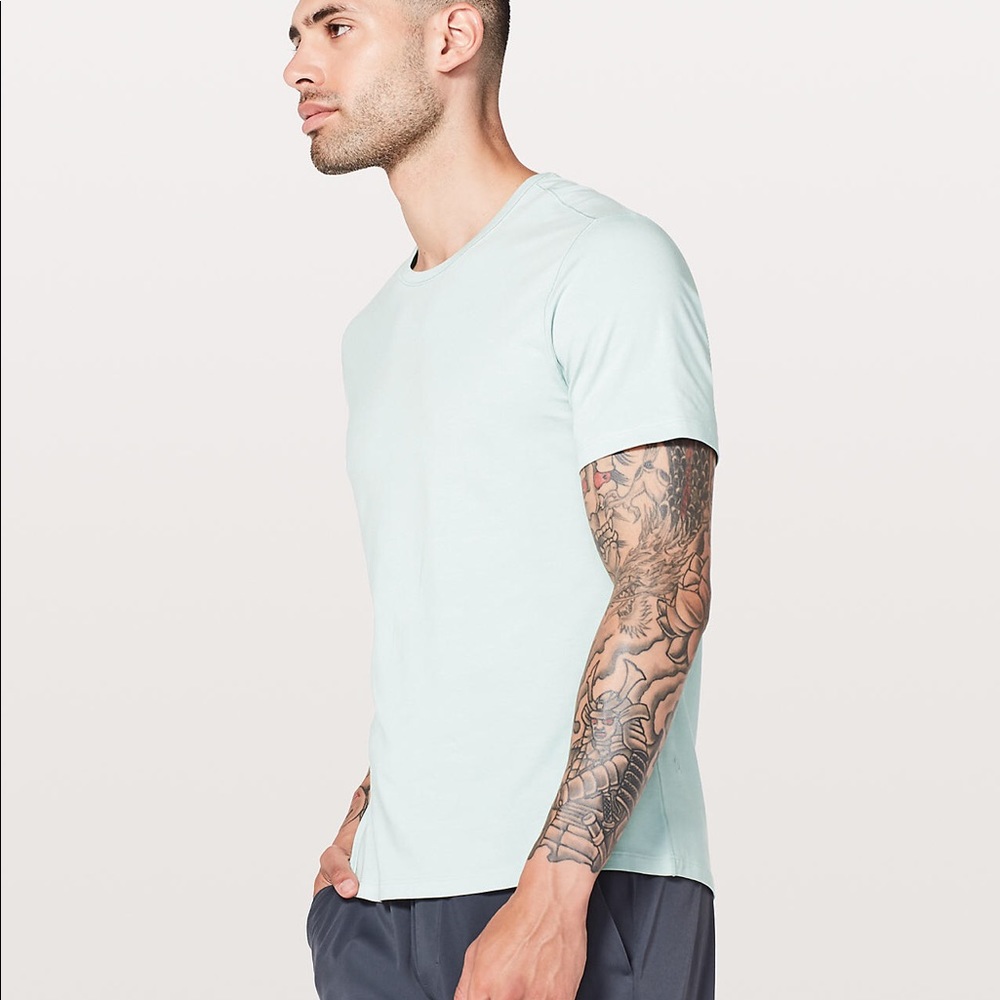 🎉HP!🎉Men’s Lululemon 5yr basic T in Alberta Lake